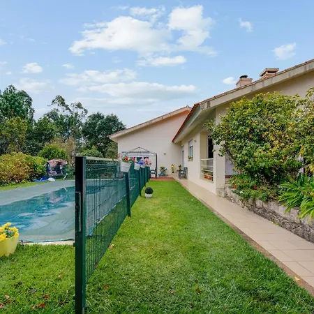Nyaraló 3 Bedrooms House With Shared Pool Enclosed Garden And Wifi At 1 Km Away From The *